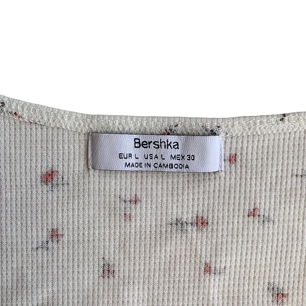 bershka floral print wrap top in white 💐 - Picture 3 of 9